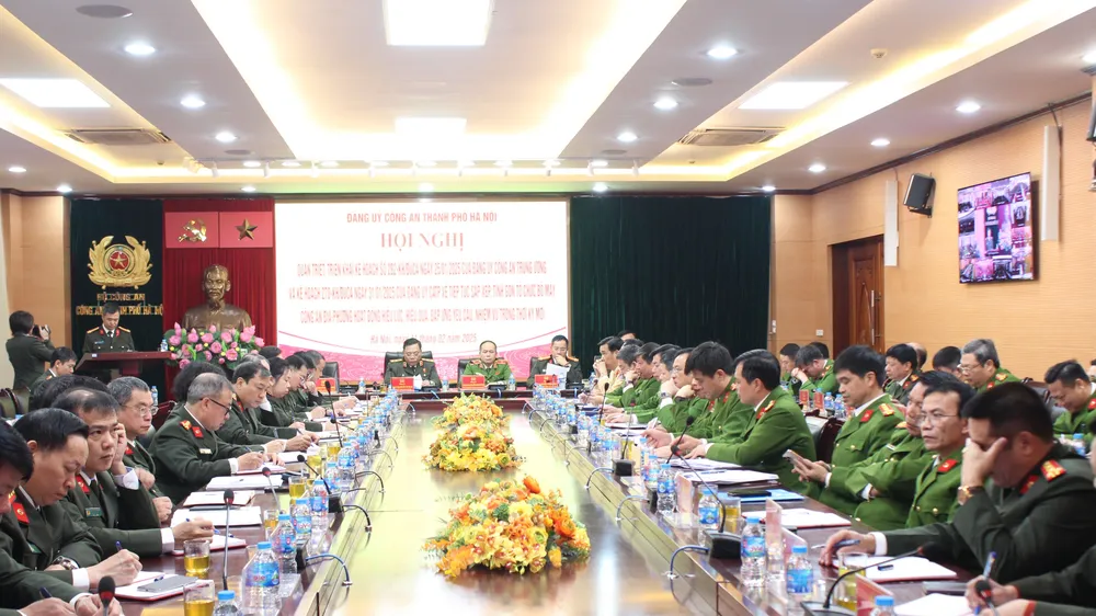 Công an Hà Nội tiếp nhận công an cấp huyện về các phòng