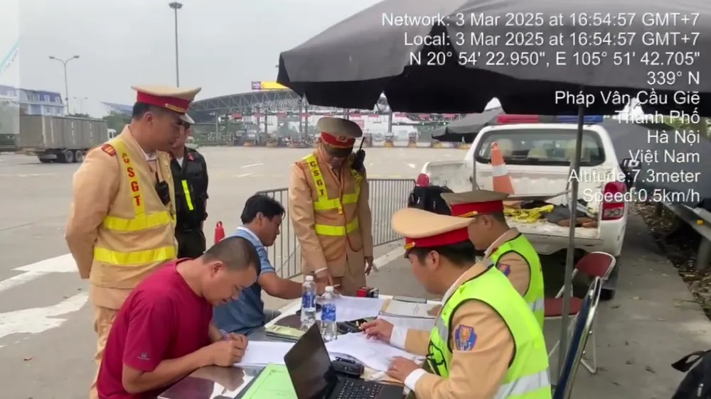 Nồng độ cồn gấp đôi mức kịch khung, tài xế vẫn lái xe container trên đường cao tốc