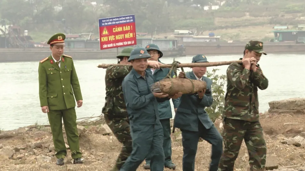 Phú Thọ: Tháo gỡ thành công quả bom nằm dưới sông Lô