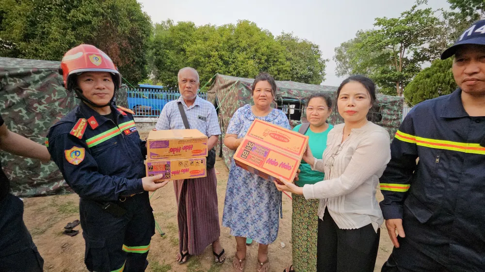 Lực lượng cứu nạn, cứu hộ Bộ Công an hỗ trợ người dân Myanmar tại các khu lán trại tạm