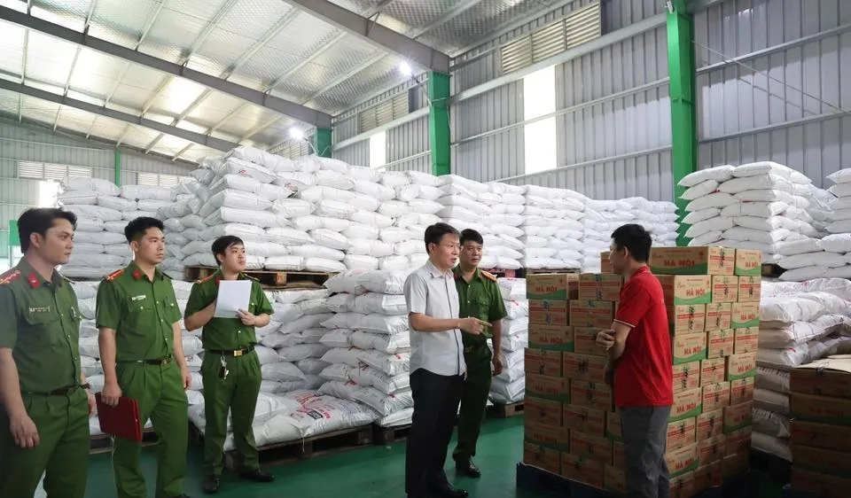 Công an đột kích, phát hiện 71.000 lít dầu ăn, 40 tấn mì chính, hạt nêm giả