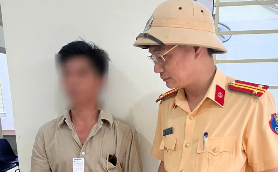 Chở con trên ô tô, người đàn ông vẫn dừng lại tiêm ma túy