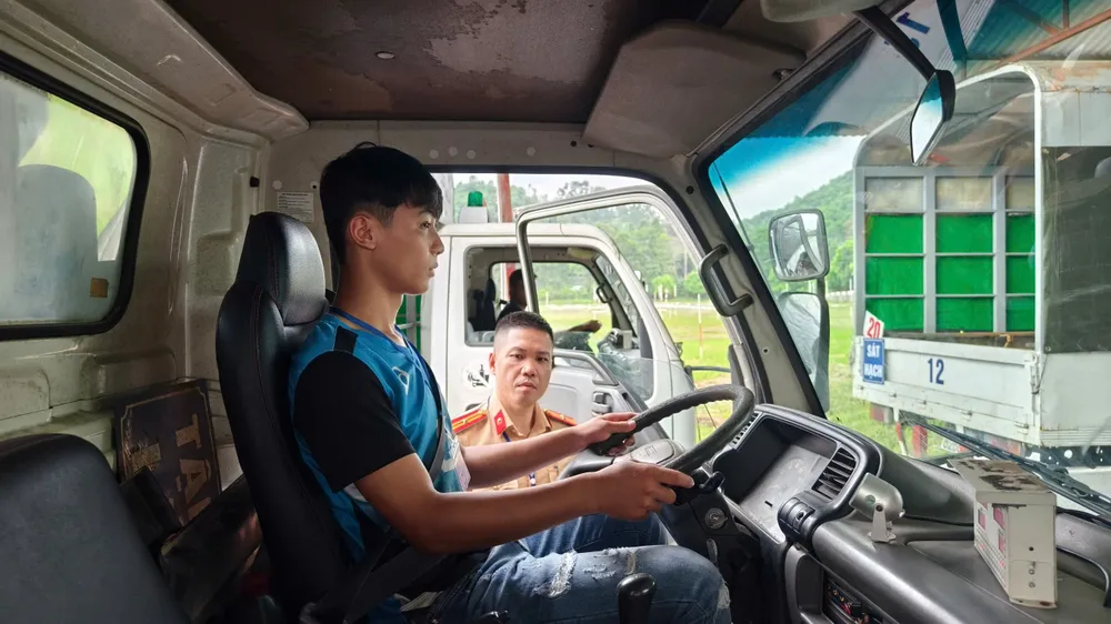 Lần đầu tiên, cảnh sát giao thông Hà Nội tổ chức sát hạch lái xe