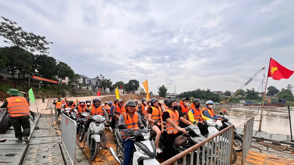 Vận hành lại phà quân sự ở khu vực cầu Phong Châu