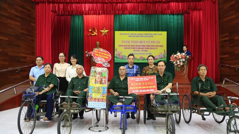 Đoàn đại biểu TPHCM thăm và trao quà thương binh, bệnh binh tại Ninh Bình và Bắc Ninh