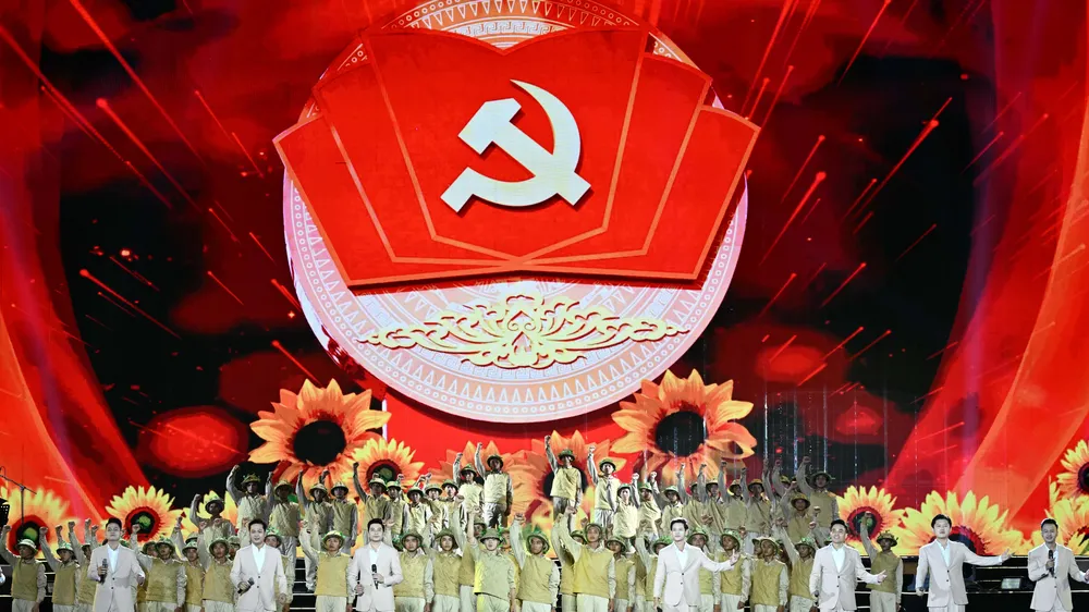 "Dưới cờ vinh quang" như những nhịp đập cùng một trái tim dân tộc