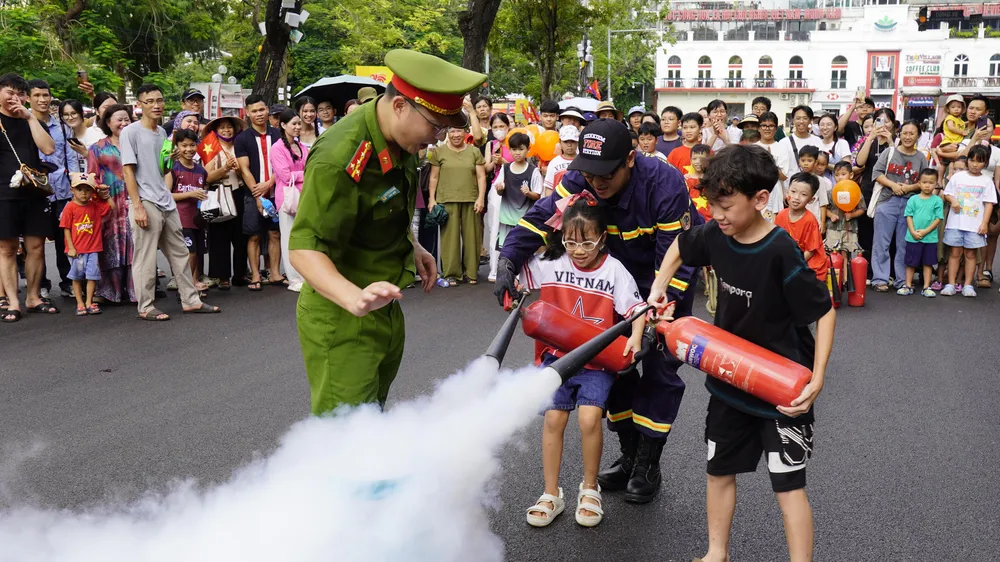 Trẻ nhỏ học kỹ năng phòng cháy, chữa cháy