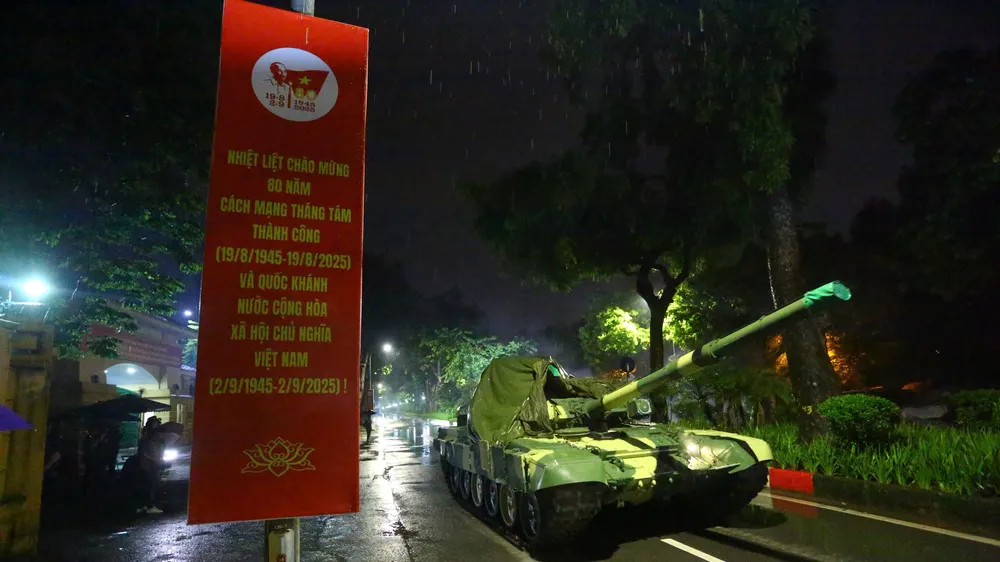 Hàng loạt khí tài tham gia diễu binh, diễu hành được vận chuyển về trung tâm Hà Nội