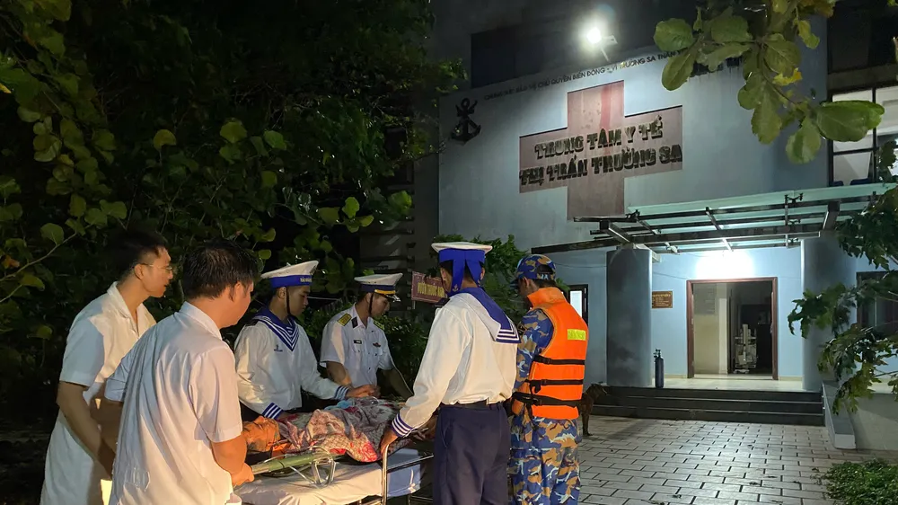Bệnh xá Trường Sa kịp thời tiếp nhận ngư dân liệt tứ chi, khó thở