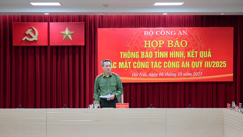 Thiếu tướng Nguyễn Quốc Toản chủ trì buổi họp báo. Ảnh: ĐỖ TRUNG