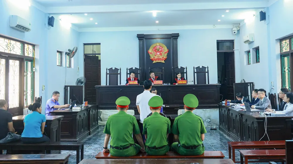 Quang cảnh phiên tòa