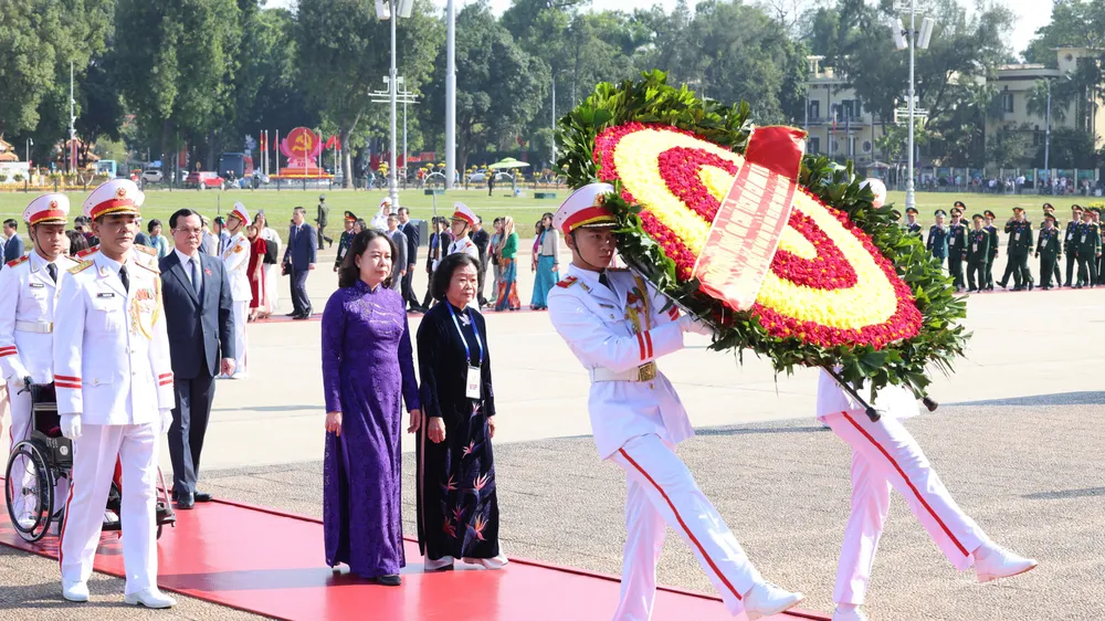 Các đại biểu dự Đại hội Thi đua yêu nước vào Lăng viếng Chủ tịch Hồ Chí Minh