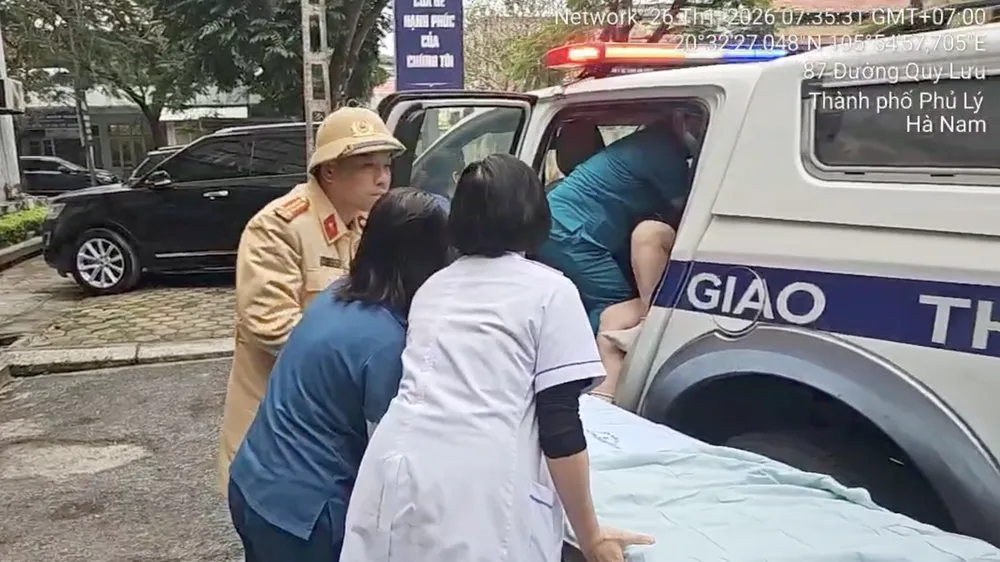 Cảnh sát giao thông hỗ trợ sản phụ chuyển dạ trên đường cao tốc