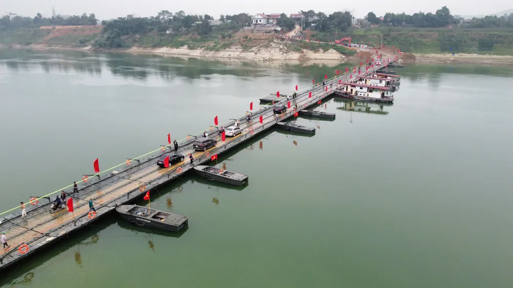 Thông xe cầu phao Đoan Hùng trên sông Lô