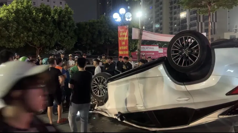 Tai nạn liên hoàn giữa 6 ô tô và 1 xe máy