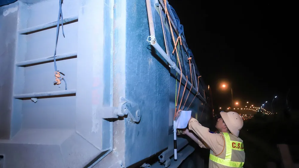 Hà Nội: Xử lý nghiêm xe quá tải, xe để rơi vãi vật liệu ra đường