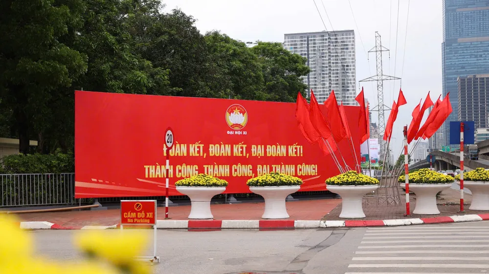 Các tuyến đường dẫn tới Trung tâm Hội nghị quốc gia - nơi diễn ra Đại hội đại biểu toàn quốc Mặt trận Tổ quốc Việt Nam lần thứ XI, nhiệm kỳ 2026-2031 rực rỡ cờ, hoa