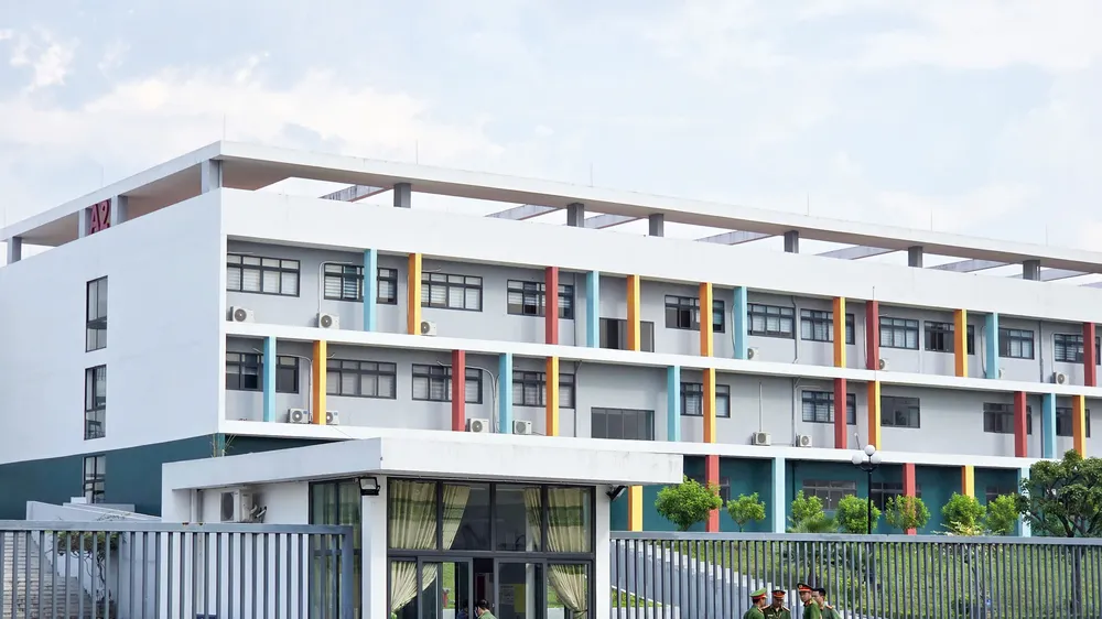 Sáng 13-8, lực lượng an ninh triển khai nhiệm vụ sớm để bảo đảm kỳ thi lại diễn ra an toàn, đúng quy định. Ảnh: XUÂN ĐẮC