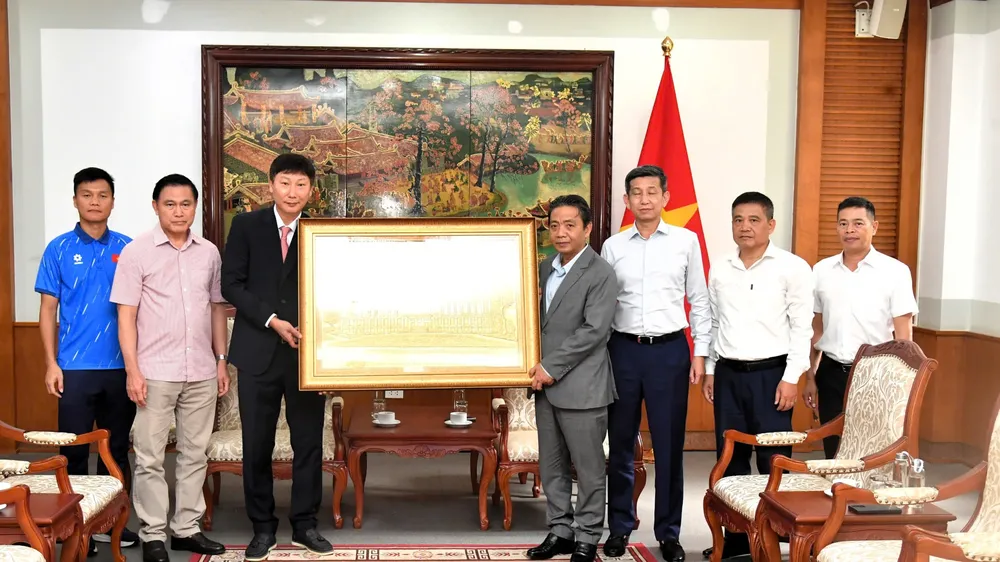 Thủ tướng Lê Minh Hưng tặng quà đội tuyển bóng đá nam quốc gia Việt Nam