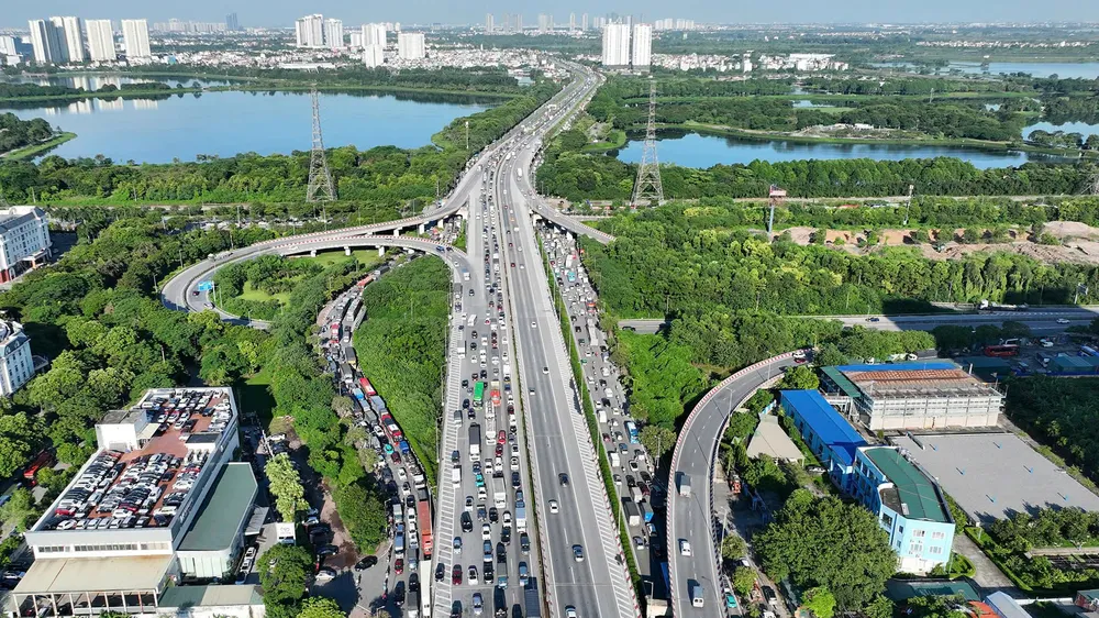Phân luồng giao thông trên cao tốc Pháp Vân - Cao Bồ khi ùn tắc