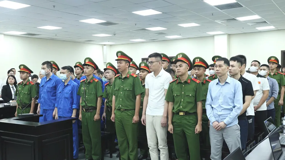 Các bị cáo tại phiên tòa, sáng 23-9. Ảnh: ANH PHÙNG