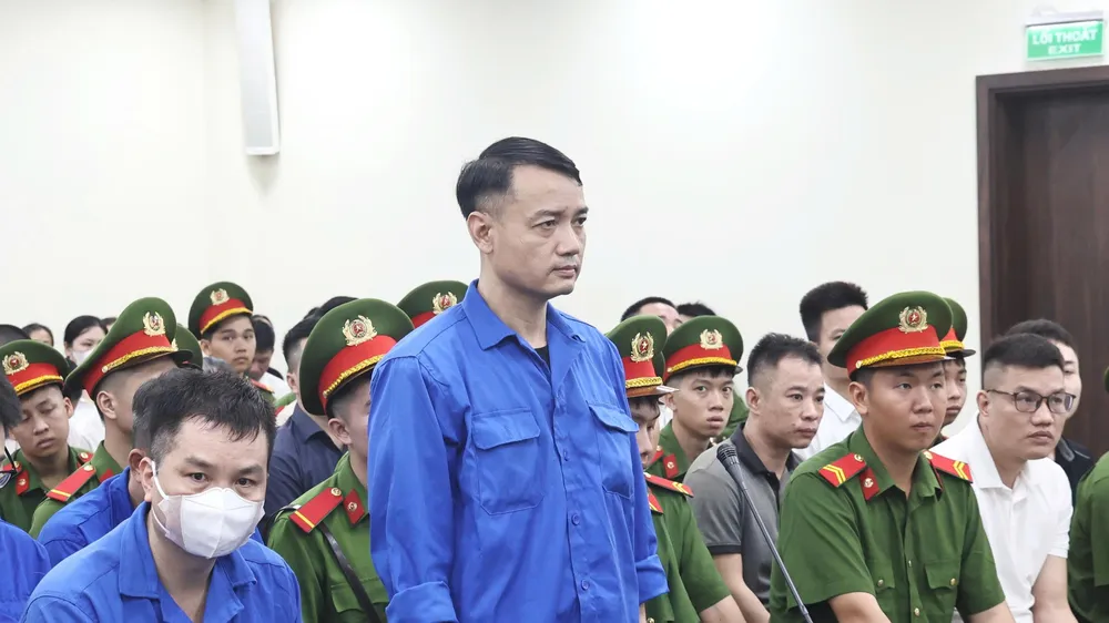 Bị cáo Vũ Mạnh Cường trả lời hội đồng xét xử tại phiên tòa buổi chiều 23-9. Ảnh: NGUYÊN HỒNG