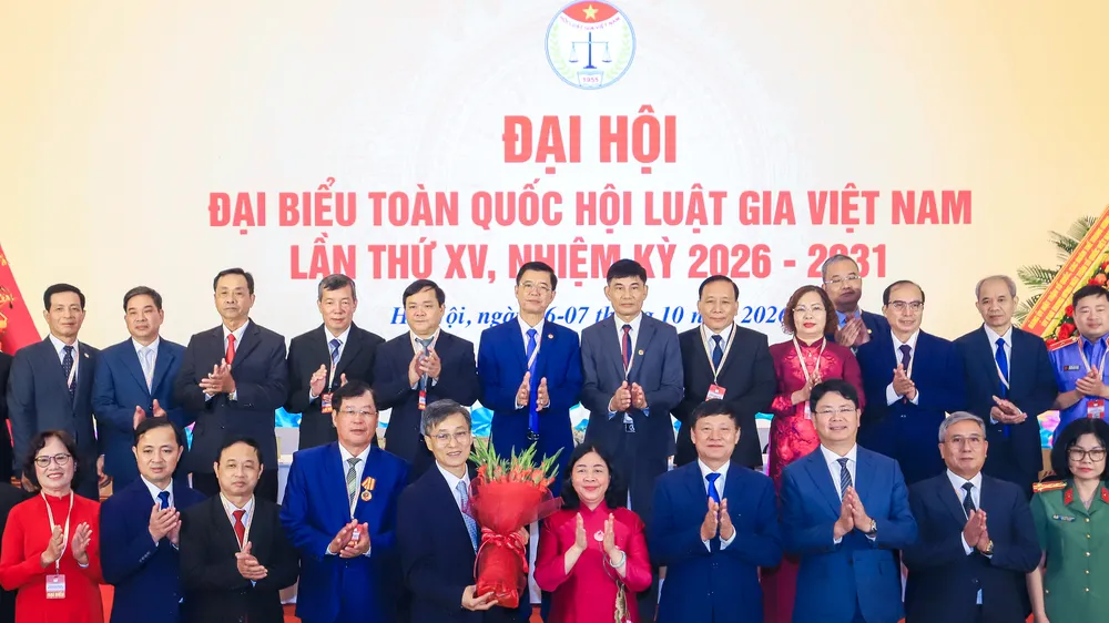 Chủ tịch Ủy ban Trung ương MTTQ Việt Nam Bùi Thị Minh Hoài tặng hoa chúc mừng Ban Chấp hành Hội Luật gia Việt Nam khóa XV. Ảnh: ĐỖ TRUNG