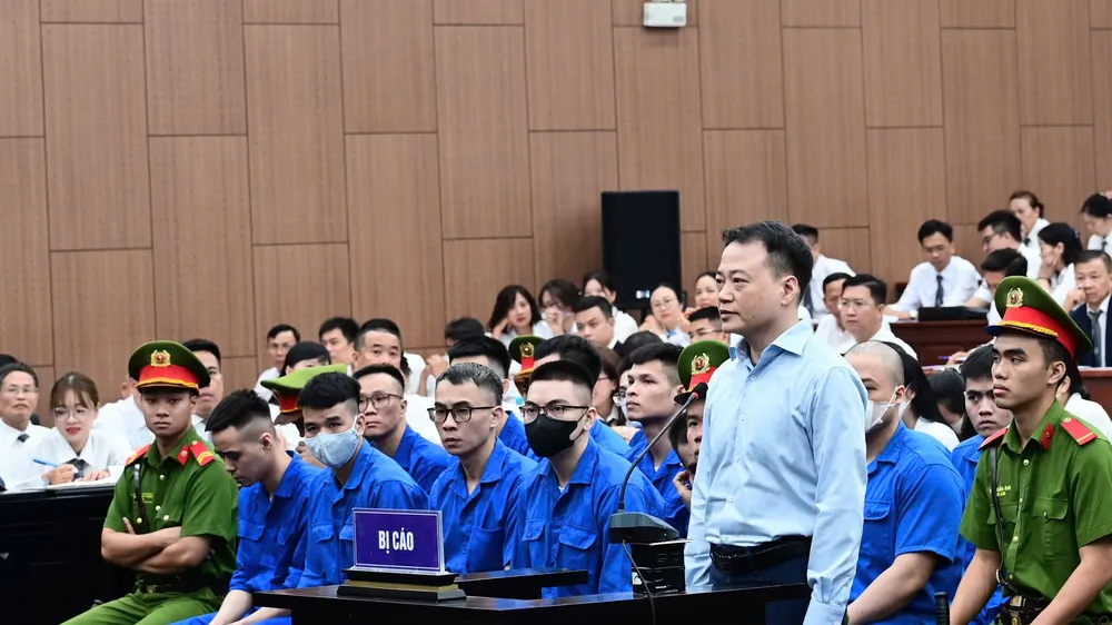 Bị cáo Nguyễn Hòa Bình trong phần kiểm tra căn cước sáng 26-10