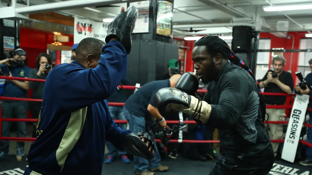 Bermane Stiverne (phải) đang đi ngược dòng võ lâm