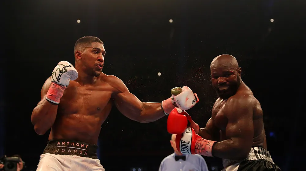 Anthony Joshua (trái) trong trận thăng Calos Takam