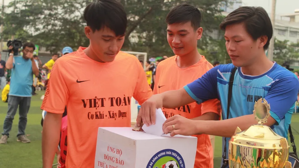 Các cầu thủ quyên góp từ thiện cho đồng bào lũ lụt quê nhà