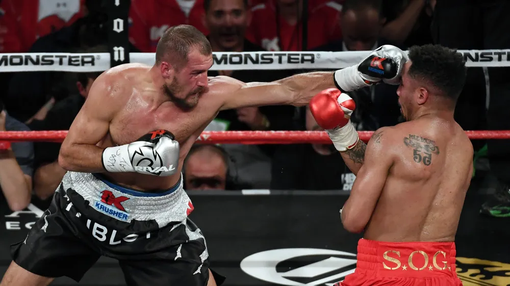 Sergei Kovalev (trái) trong trận thua Andre Ward hồi tháng 6