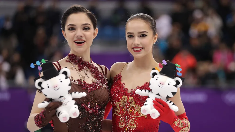Alina Zagitova (phải) và người đồng hương giành HCB Evgenia Medvedeva