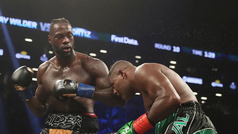 Deontay Wilder (trái) đã thổi bay Luis Ortiz trong cơn cuồng nộ