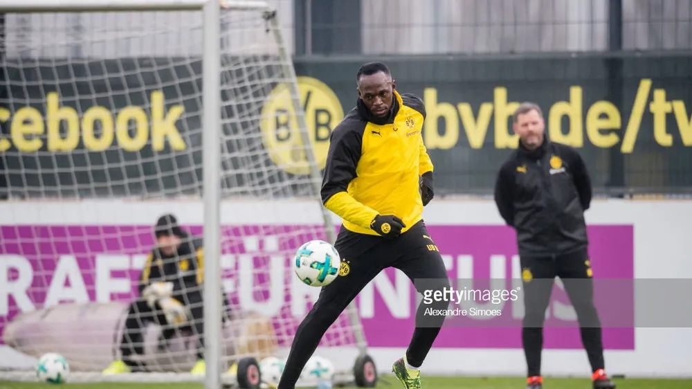 Usain Bolt trên sân tập của Borussia Dortmund