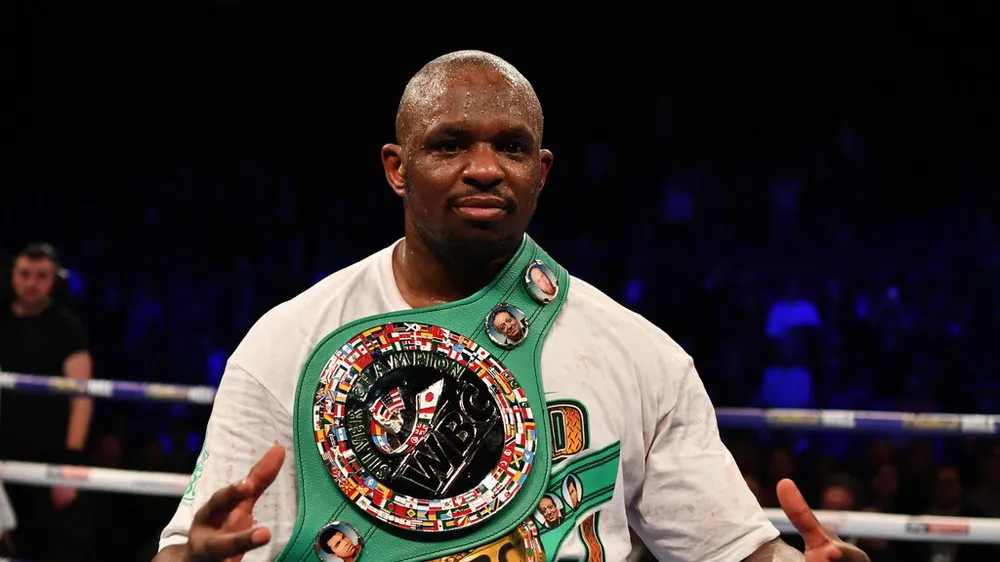 Dillian Whyte khoe đai vô địch WBC (Silver)