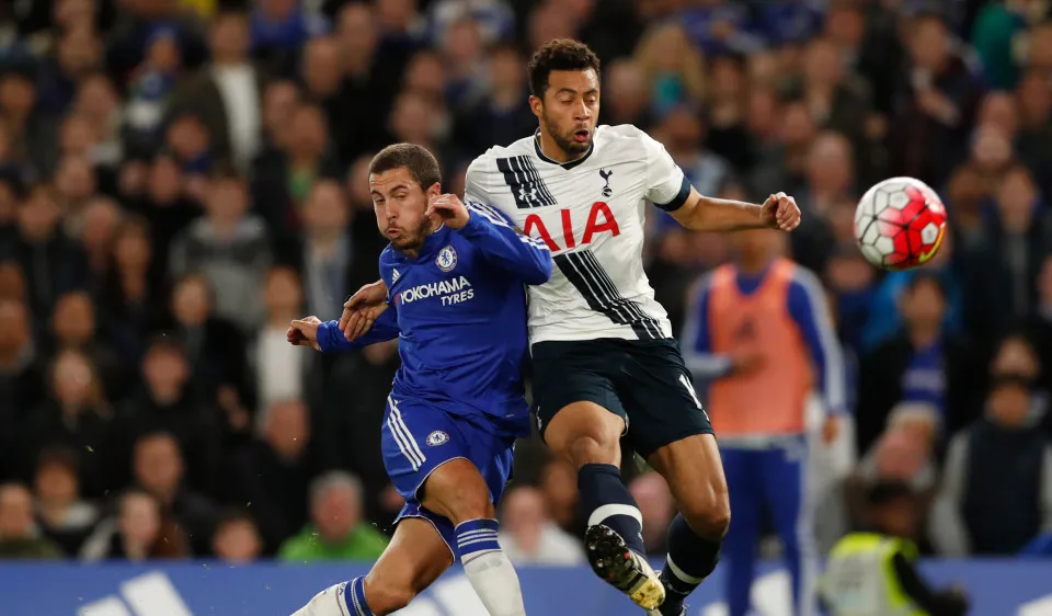 Hazard (trái) luôn tỏa sáng khi đối đầu với Tottenham