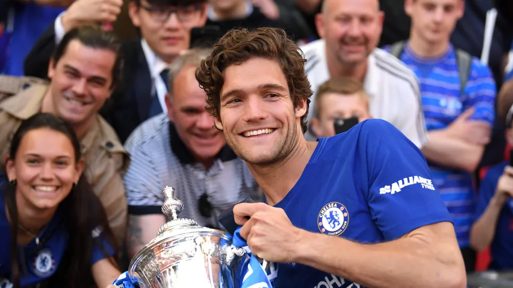 Marcos Alonso tươi cười với chiếc cúp FA