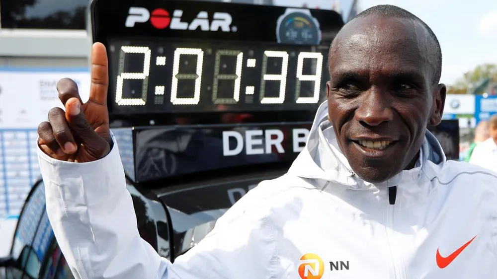 Kipchoge khoe KLTG mà anh vừa lập