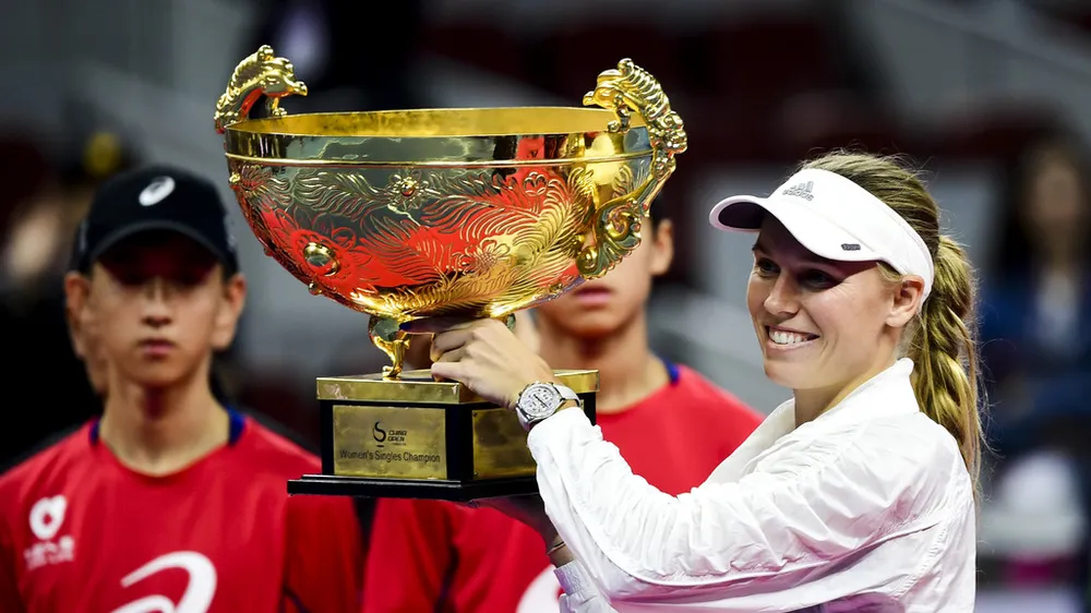 Wozniacki giương cao chiếc cúp vô địch China Open