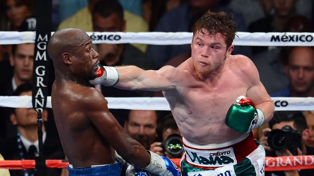 Alvarez tung đòn về phía Mayweather trong trận đấu hồi năm 2013