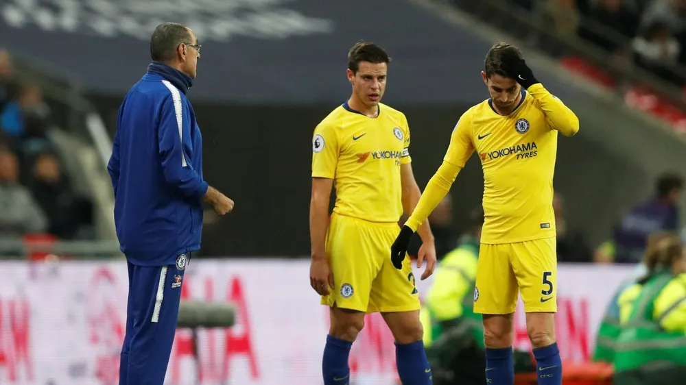 Jorginho (phải) và HLV Sarri phải nhanh chóng rút ra bài học về "trận Wembley"