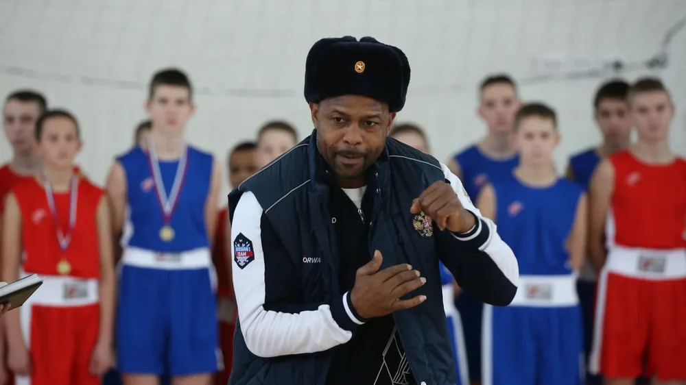 Roy Jones đang hướng dẫn kỹ năng xuất quyền cho các võ sĩ nghiệp dư của Nga