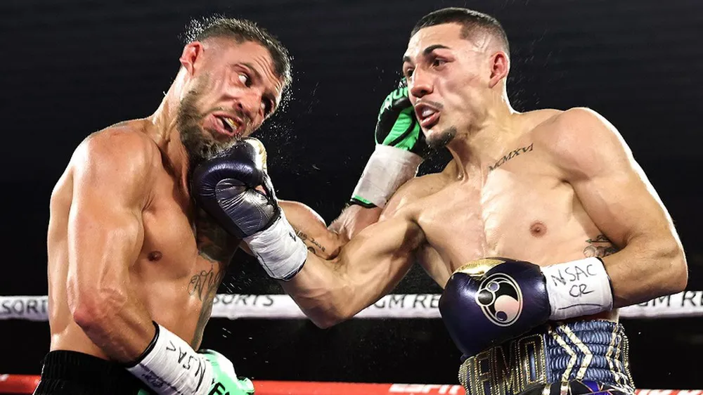 Lomachenko trúng quyền từ Lopez
