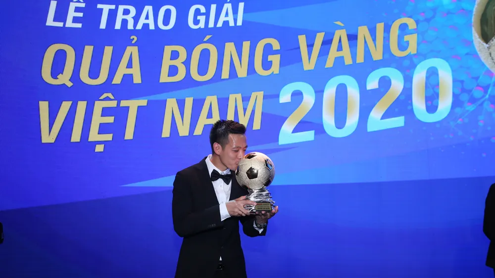 Văn Quyết thắng QBV Việt Nam 2020 (Ảnh Dũng Phương)