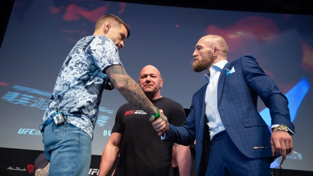 McGregor (vét xanh) bắt tay Poirier trước sự kiện UFC 257, được dự báo sẽ mang lại lợi nhuận khổng lồ