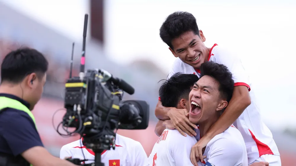 Tiền đạo Thanh Nhàn giải tỏa áp lực sau khi ghi bàn vào lưới U23 Philippines. ẢNH: VIETCONTENT 