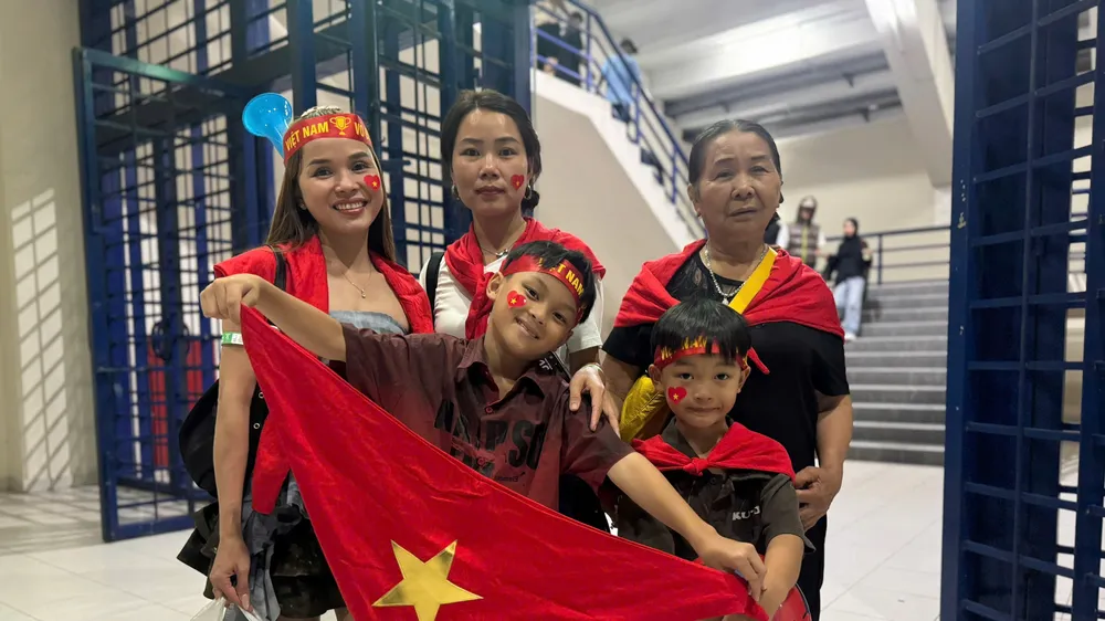 Đông đảo CĐV Việt Nam làm nóng không khí sân Si Jalak Harupat. ẢNH: TÂM HÀ