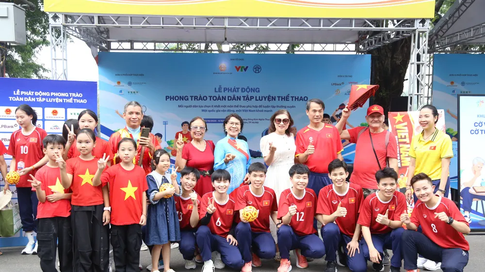 Đông đảo người dân, các HLV, VĐV,... tham gia Lễ phát động Phong trào toàn dân tập luyện thể thao năm 2026. Ảnh: LƯỢNG LƯỢNG