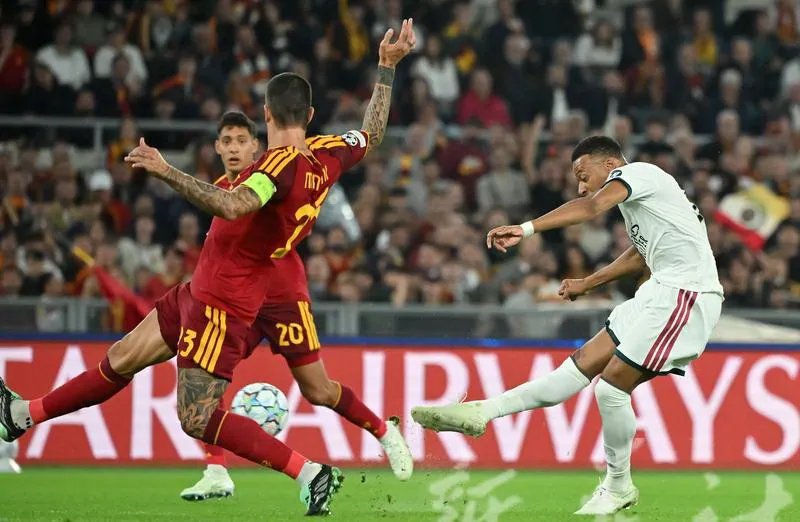 Mbappe ghi bàn trong trận thắng AS Roma 4-3. Ảnh THX